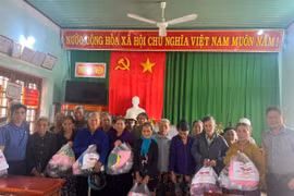 Báo Nông thôn Ngày nay/Dân Việt trao 300 suất quà hỗ trợ người dân vùng lũ Gia Lai