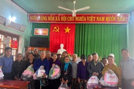 Báo Nông thôn Ngày nay/Dân Việt trao 300 suất quà hỗ trợ người dân vùng lũ Gia Lai