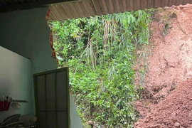 Phường Bồng Sơn di dời 4 hộ dân sống trong vùng sạt lở đến nơi an toàn