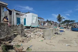 Khi mái nhà không còn, người dân vẫn gượng dậy