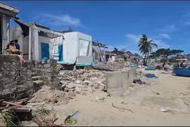 Khi mái nhà không còn, người dân vẫn gượng dậy