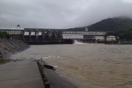 Nước từ hồ Định Bình tiếp tục điều tiết về hạ du sáng 31-10. 