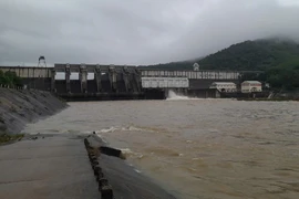 Nước từ hồ Định Bình tiếp tục điều tiết về hạ du sáng 31-10.