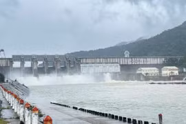 Hồ Định Bình tăng điều tiết nước qua tràn, cảnh báo ngập vùng thấp trũng