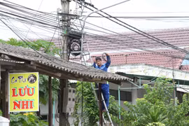 Công nhân VNPT Gia Lai bó cáp gọn, hạn chế bị rơi khi bão đổ bộ. Ảnh: Trọng Lợi