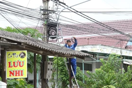 Công nhân VNPT Gia Lai bó cáp gọn, hạn chế bị rơi khi bão đổ bộ. Ảnh: Trọng Lợi