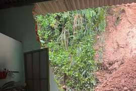 Phường Bồng Sơn di dời 4 hộ dân sống trong vùng sạt lở đến nơi an toàn