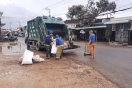 Dốc sức dọn rác sau lũ, đảm bảo vệ sinh và cảnh quan môi trường