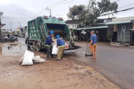 Dốc sức dọn rác sau lũ, đảm bảo vệ sinh và cảnh quan môi trường