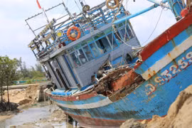 Giữa đầm Đạm Thủy, ngư dân gồng mình cứu tàu