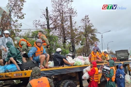 Cùng bà con vượt qua cơn lũ dữ