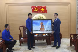 Phó Bí thư Tỉnh ủy Nguyễn Ngọc Lương tiếp xã giao Đoàn Thanh niên Nhân dân Cách mạng tỉnh Champasak.