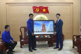 Phó Bí thư Tỉnh ủy Nguyễn Ngọc Lương tiếp xã giao Đoàn Thanh niên Nhân dân Cách mạng tỉnh Champasak.