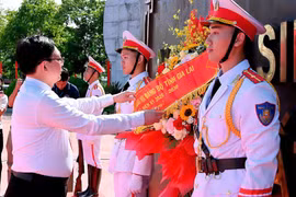 Bí thư Tỉnh ủy Hồ Quốc Dũng thành kính dâng hoa trước Tượng đài Nguyễn Sinh Sắc-Nguyễn Tất Thành. 