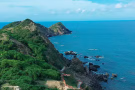 Eo Gió luôn là điểm đến hấp dẫn của du khách trong và ngoài tỉnh. Ảnh: Đức Thụy