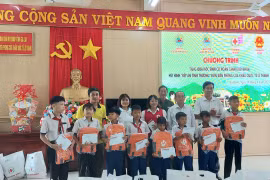Tặng quà các gia đình chính sách và học sinh khó khăn tại xã Ia Dom