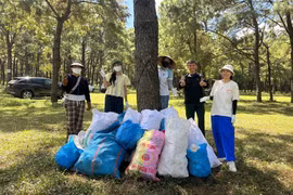 Nhóm bạn trẻ tình nguyện nhặt rác “giải cứu” Đồi thông Phan Đình Phùng