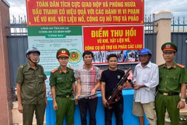 Người dân tự nguyện giao nộp kiếm, súng săn tự chế cho Công an xã Bình Hiệp (tỉnh Gia Lai).