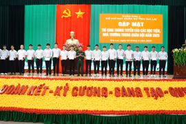 Gặp mặt thí sinh trúng tuyển vào các học viện, nhà trường trong Quân đội năm 2025