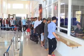 Hành khách làm thủ tục xuất cảnh tại Cửa khẩu Quốc tế Lệ Thanh, huyện Đức Cơ, tỉnh Gia Lai. Ảnh: Hữu Lanh