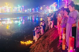 Ấm áp đêm hoa đăng Tết Nguyên Tiêu tại Phố đêm Chợ Nhỏ