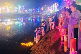 Ấm áp đêm hoa đăng Tết Nguyên Tiêu tại Phố đêm Chợ Nhỏ