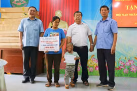 Trao khoản tiền hỗ trợ cho hai anh em mang di chứng da cam tại xã Al Bá