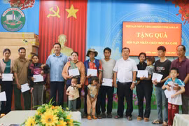 Tặng quà cho nạn nhân chất độc da cam ở xã Al Bá