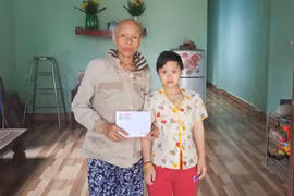Trao 10,7 triệu đồng của bạn đọc hỗ trợ gia đình bệnh nhân ung thư