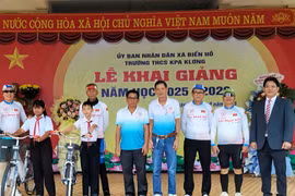 CLB Xe đạp Đại Đoàn Kết Gia Lai tặng quà cho học sinh khó khăn xã Biển Hồ