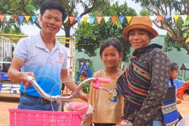 Người đàn ông phố núi Pleiku đạp xe lan tỏa yêu thương