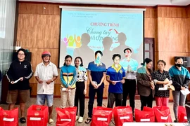 Tặng quà cho các hộ có hoàn cảnh khó khăn tại phường Pleiku