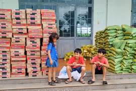 Tặng quà cho 200 hộ nghèo, đồng bào dân tộc thiểu số xã Ia Hrú