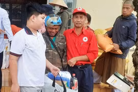 Gia Lai: Trao 128 phần quà hỗ trợ người nghèo, người khiếm thị 