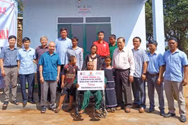 Trao “Nhà nhân ái” cho gia đình nạn nhân chất độc da cam