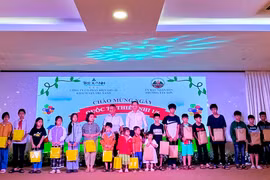 Pleiku: Trao tặng quà cho trẻ em có hoàn cảnh khó khăn