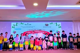 Pleiku: Trao tặng quà cho trẻ em có hoàn cảnh khó khăn