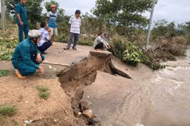 Ngầm tràn Mơ Nang 2 bị lũ cuốn trôi, học sinh không thể đến trường