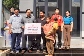 Trao “Nhà nhân ái” cho nạn nhân chất độc da cam tại xã Ia Blang