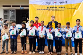 Chư Sê: Bàn giao “Bể bơi di động” cho Trường Tiểu học và THCS Nguyễn Du