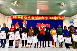 Hội Chữ thập đỏ tỉnh Gia Lai trao 200 suất quà hỗ trợ người dân vùng lũ xã Đăk Song và Ia Dreh