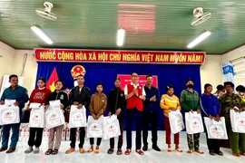 Hội Chữ thập đỏ tỉnh Gia Lai trao 200 suất quà hỗ trợ người dân vùng lũ xã Đăk Song và Ia Dreh