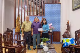 Phường Tây Sơn thăm, tặng quà cán bộ, chiến sỹ trực tiếp tham gia chiến dịch Hồ Chí Minh