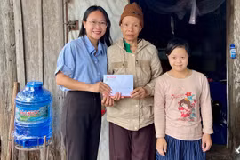 Trao tiền bạn đọc hỗ trợ gia đình bệnh nhân ung thư tại xã Ia Hrú