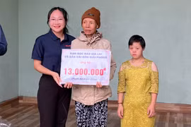 Trao 13 triệu đồng hỗ trợ gia đình bệnh nhân ung thư tại xã Ia Hrú