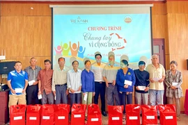 Tặng 20 suất quà cho các gia đình khó khăn ở phường Tây Sơn