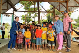 Tặng 400 suất quà cho học sinh, người dân khó khăn xã Hbông