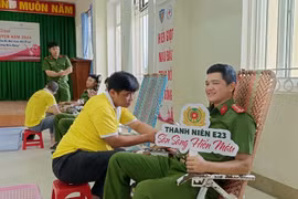 Các chiến sĩ của Trung đoàn Cảnh sát cơ động Nam Trung bộ E23 tham gia hiến máu tình nguyện tháng 5.2025. Ảnh: ĐVCC. 