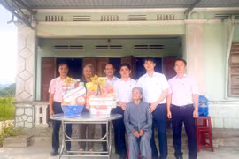 Chi nhánh Ngân hàng CSXH tỉnh thăm, tặng quà Mẹ Việt Nam Anh hùng