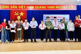 Trao học bổng đến các em học sinh. Ảnh: Như Nguyện